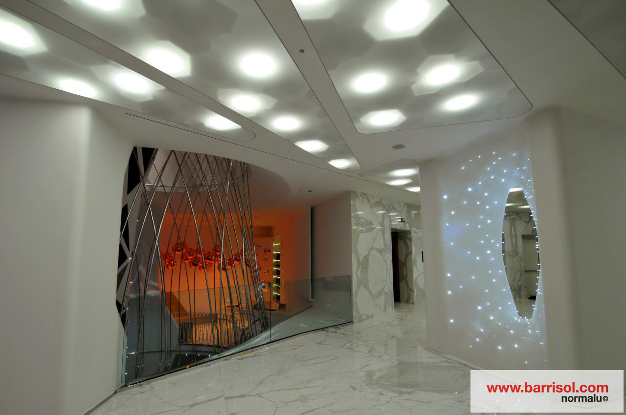 антре с шикозно LED осветление над опънати тавани Барисол