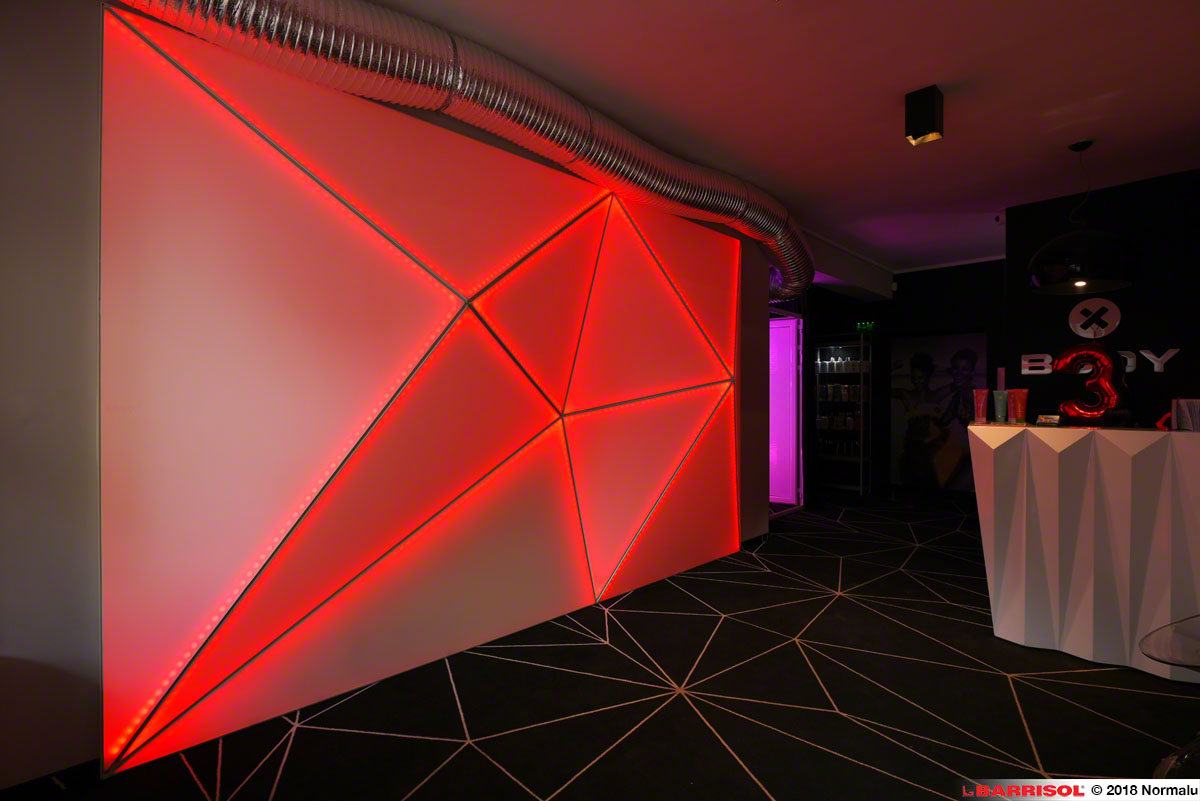 геометрични светещи платна с контурно RGB осветление