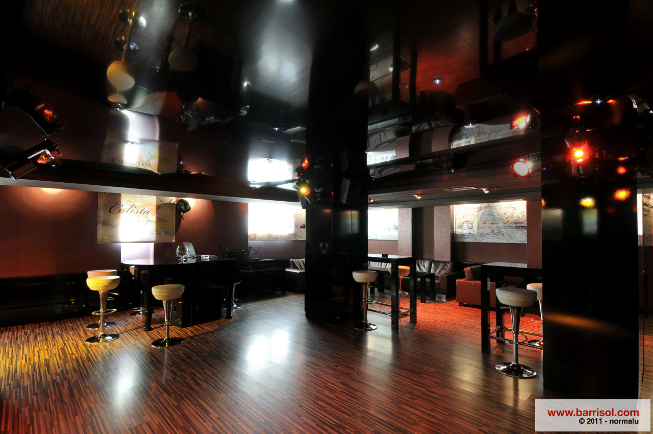 задушевна обстановка с черни лакови платна Барисол в пиано бар