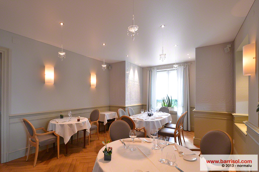 класически ресторант с френски опънати тавани Барисол