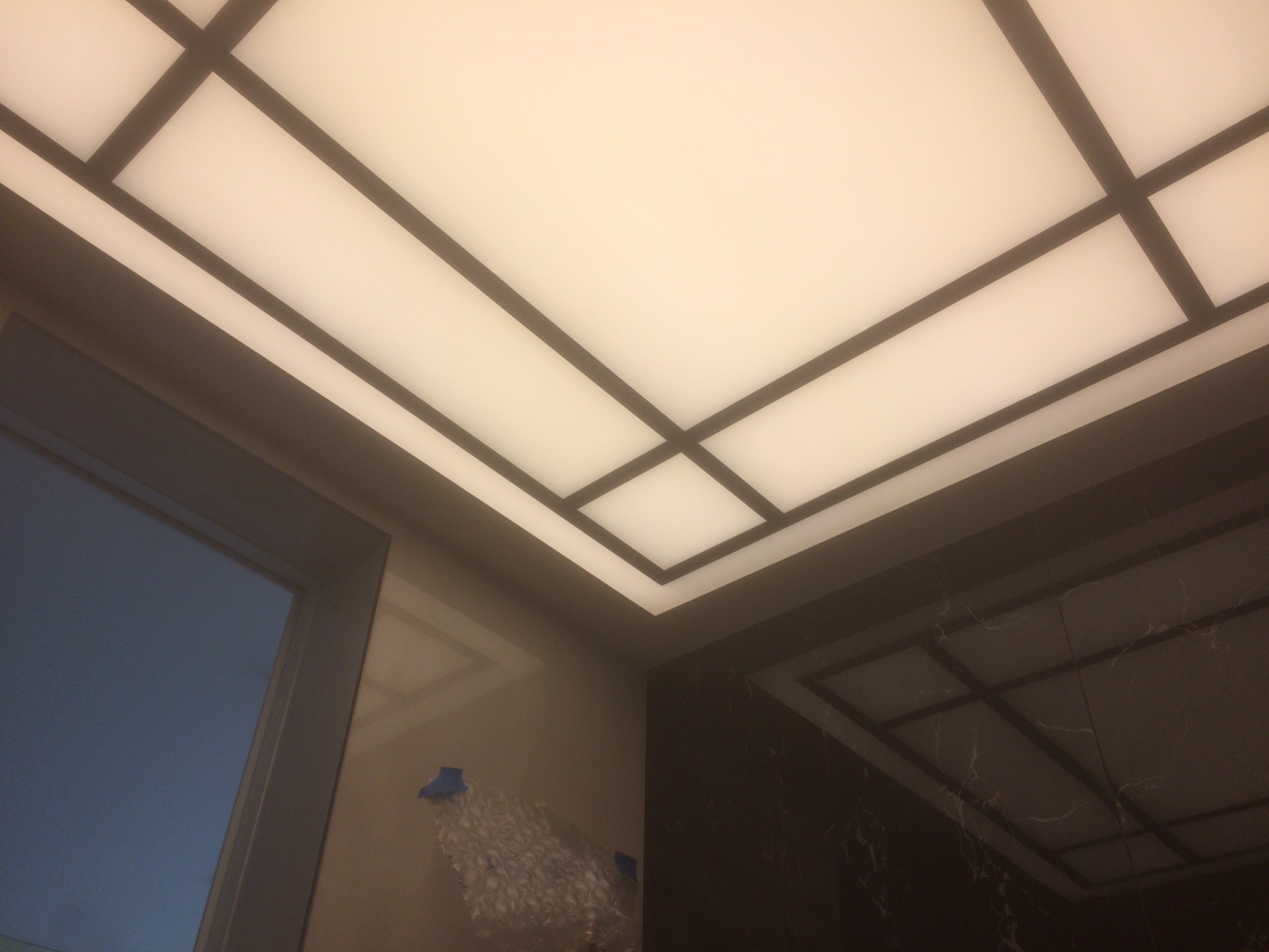 комбинация от светещи опънати тавани Барисол с профил тип сепаратор