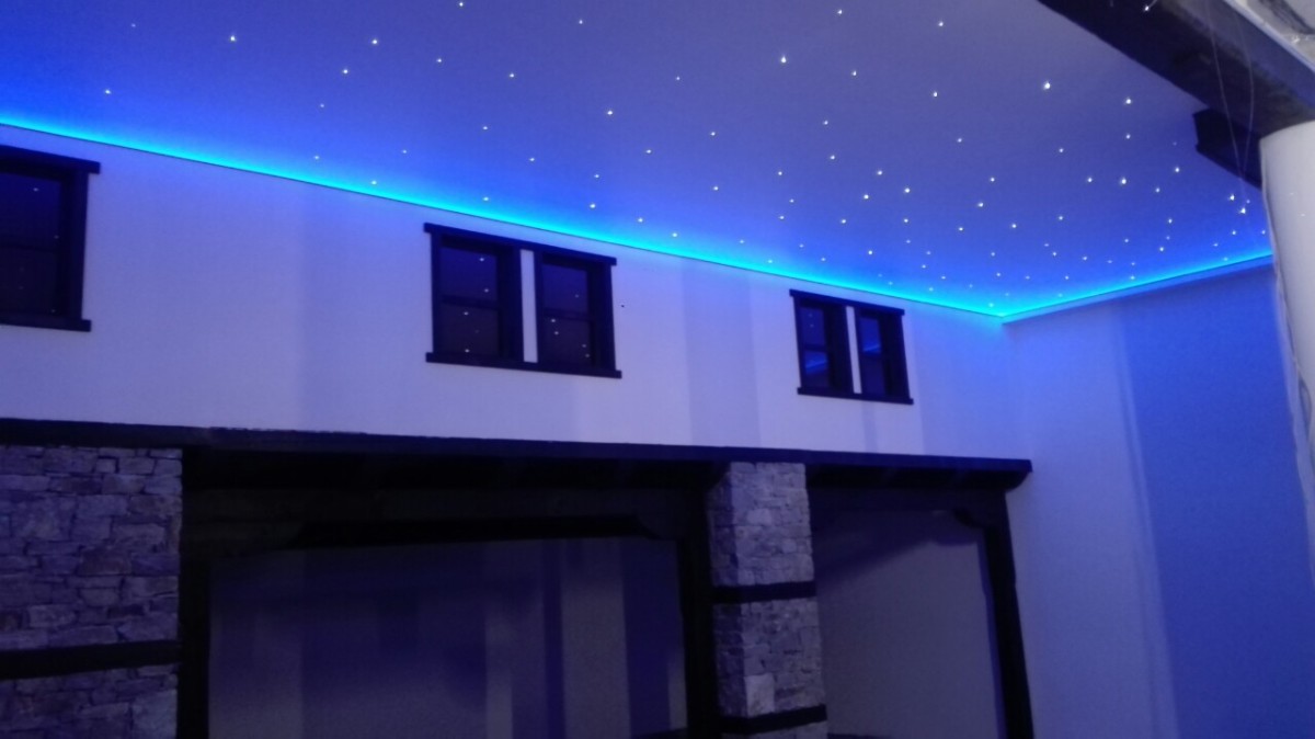 комбинация от транслуцентно платно с RGB LED остеление и звездно небе Лещен
