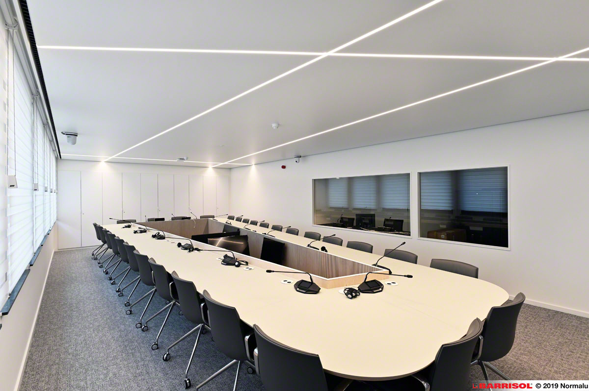 опънати тавани Барисол с линейно осветление в конферентна зала