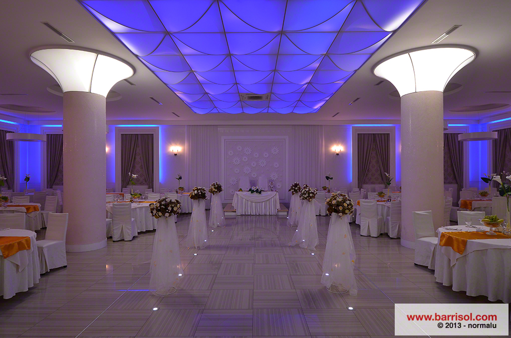 сватбена зала с тавани и светещи колони Барисол
