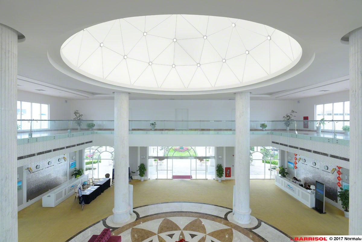 светещ кръгъл принтиран опънат таван Барисол в спортна фитнес зала