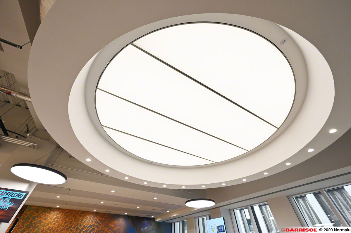 светлинен люк реализиран с транслуцентни опънати тавани Барисол