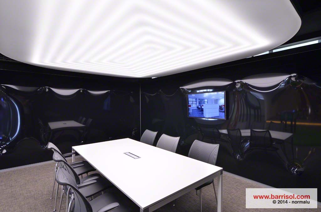 транслуцентен таван с фигурално LED осветление